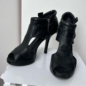 Por la Victoire cut out booty black leather